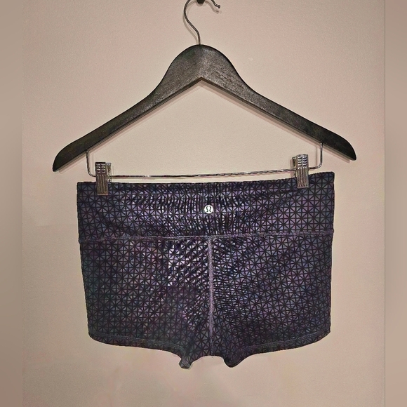 Lululemon Boogie Spandex Athletic Shorts Geometric Print Women’s Size 8 Fitted - Picture 5 of 5